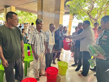 binh phuoc tang 100 suat qua cho nguoi co hoan canh kho khan tai tinh stung treng campuchia