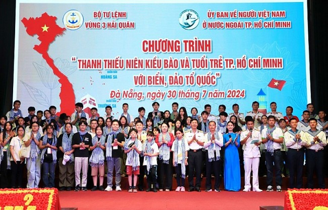 Thanh thiếu niên kiều bào hướng về biển, đảo quê hương