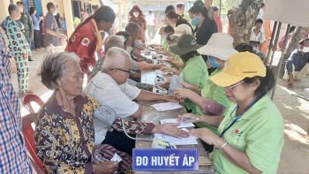 kham benh phat thuoc tang qua cho nguoi dan kho khan tai tinh svay rieng campuchia