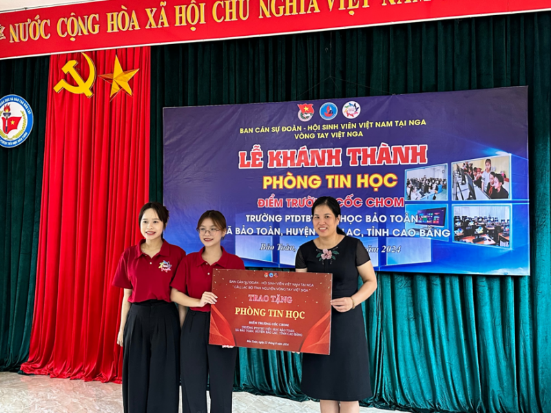 cau lac bo vong tay viet nga trao tang phong tin hoc cho diem truong kho khan o cao bang