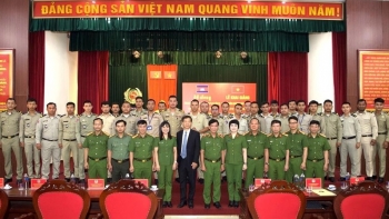 canh sat co dong viet nam huan luyen su dung cho nghiep vu cho canh sat campuchia