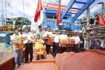 tang qua kham suc khoe va cap thuoc cho ngu dan tinh binh thuan