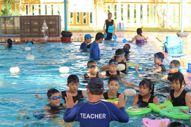 Swim Việt Nam hỗ trợ trang bị kỹ năng phòng chống đuối nước cho học sinh thành phố Hội An