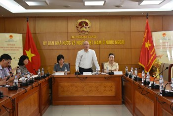 em nho 8 tuoi va mot nguoi nuoc ngoai duoc vinh danh su gia tieng viet o nuoc ngoai nam 2024
