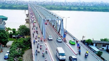 ha noi cam nhieu loai phuong tien qua cau chuong duong