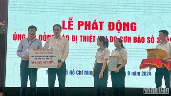 tong bi thu chu tich nuoc lao thongloun sisoulith cung phu nhan naly sisoulith du le phat dong ung ho dong bao cac tinh mien bac viet nam