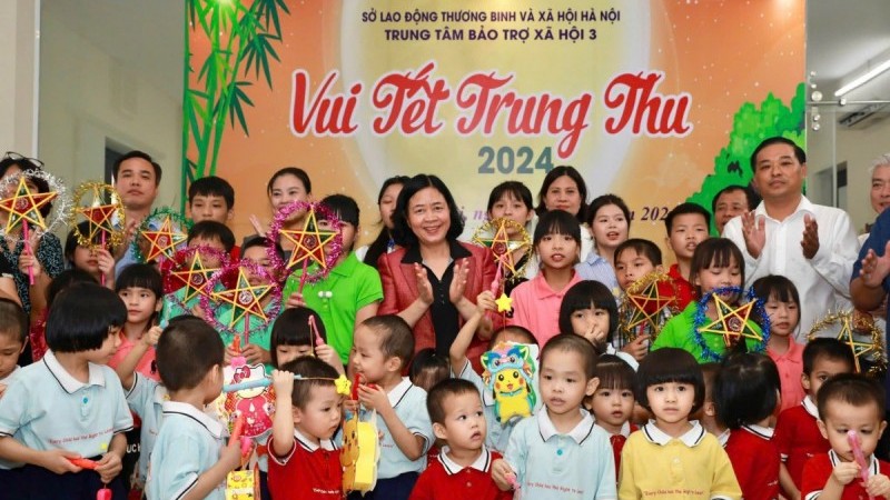 Bí thư Thành ủy Hà Nội tặng quà Trung thu cho trẻ em có hoàn cảnh khó khăn