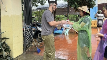 anh nguoi nuoc ngoai don cay do tiep te cho ba con vung lu