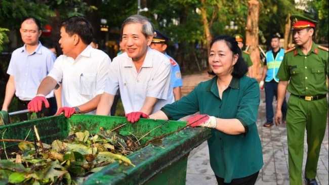 Bí thư Thành ủy Hà Nội cùng người dân tổng vệ sinh môi trường sau bão số 3