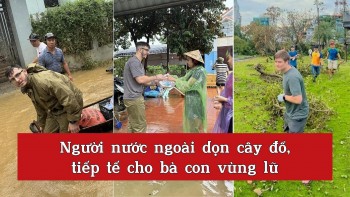 [Video] Người nước ngoài dọn cây đổ, tiếp tế cho bà con vùng lũ