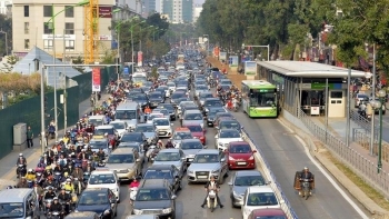 ha noi chu dong xen via he dai phan cach doc tuyen buyt nhanh brt