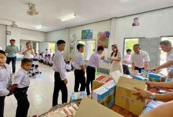 tang sach vo luong thuc cho truong dao tao nguoi khuyet tat tinh luong pha bang lao