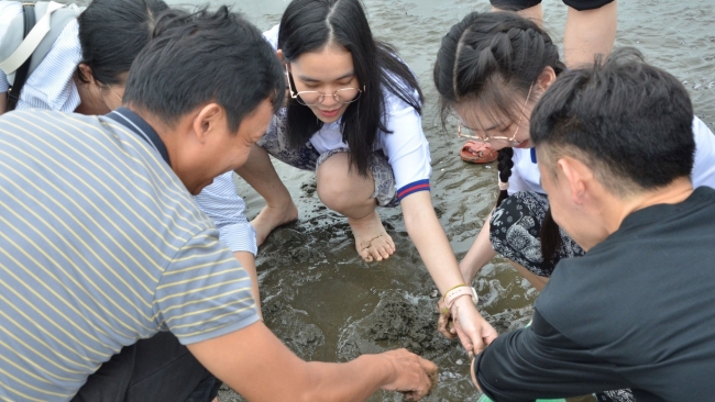 Sinh viên Lào, Campuchia “tập” làm nông dân