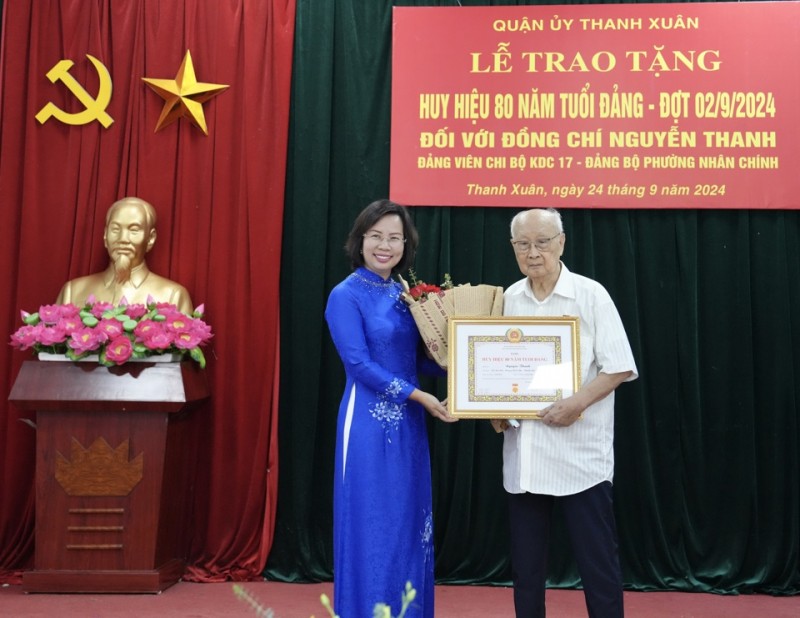 Quận Thanh Xuân: Trao huy hiệu 80 năm tuổi Đảng tới đảng viên Nguyễn Thanh