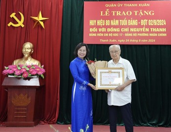 quan thanh xuan trao huy hieu 80 nam tuoi dang toi dang vien nguyen thanh