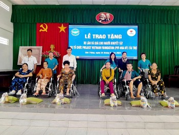 trao tang xe lan cho nguoi khuyet tat va sach giao khoa cho hoc sinh khiem thi o soc trang