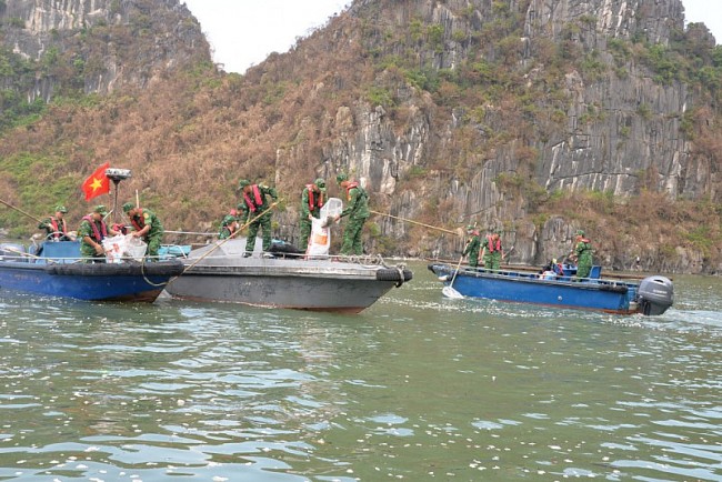 Vịnh Hạ Long: Thu gom hơn 640 m3 rác do tác động của cơn bão số 3