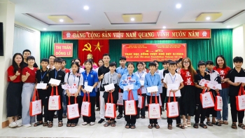 705 hoc sinh quang binh nhan hoc bong va qua tang tu zhi shan foundation