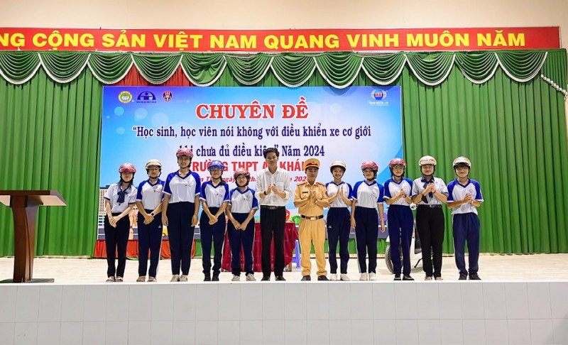 Học sinh Cần Thơ nói không với điều khiển xe cơ giới khi chưa đủ điều kiện