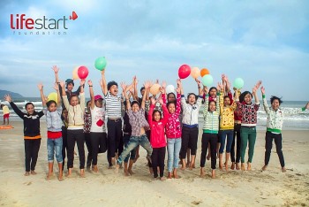 lifestart foundation tai tro thiet bi y te nhua va sach truyen thieu nhi cho benh vien phu san nhi da nang