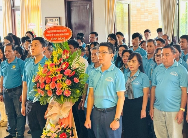 Đoàn đại biểu gia đình Việt và sinh viên Lào, Campuchia dâng hương tưởng niệm Chủ tịch Hồ Chí Minh