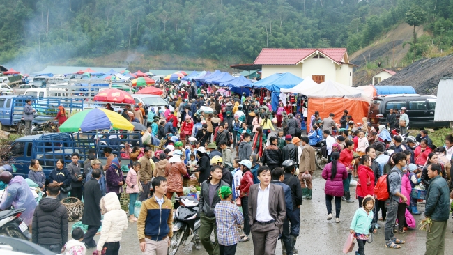 Khi hai thôn Việt - Lào hòa chung nhịp sống