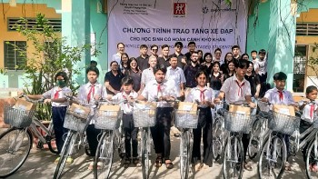 Tổ chức Saigon Children’s Charity trao tặng xe đạp cho học sinh huyện Phụng Hiệp (Hậu Giang)