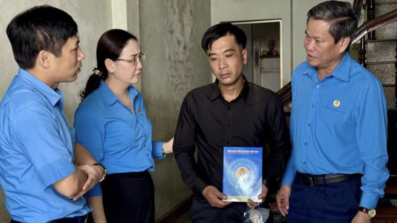 cong doan viet nam trao ho tro toi doan vien nguoi lao dong tinh cao bang