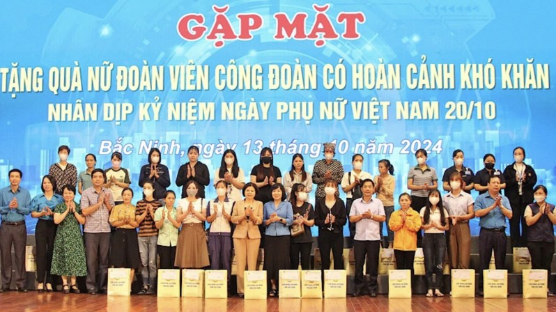 trao 500 suat qua cho nu doan vien hoan canh kho khan