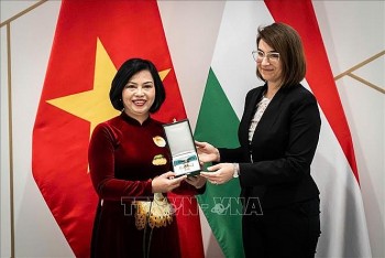 hungary trao tang huan chuong cho dai su nguyen thi bich thao