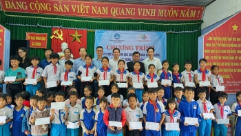 150 hoc sinh quang nam nhan hoc bong tu to chuc children of vietnam