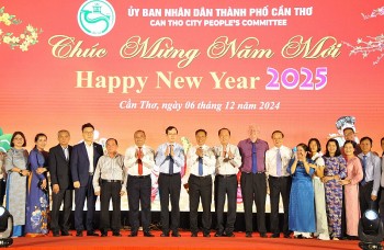 ngay hoi mung nam moi 2025 cua nguoi nuoc ngoai tai can tho