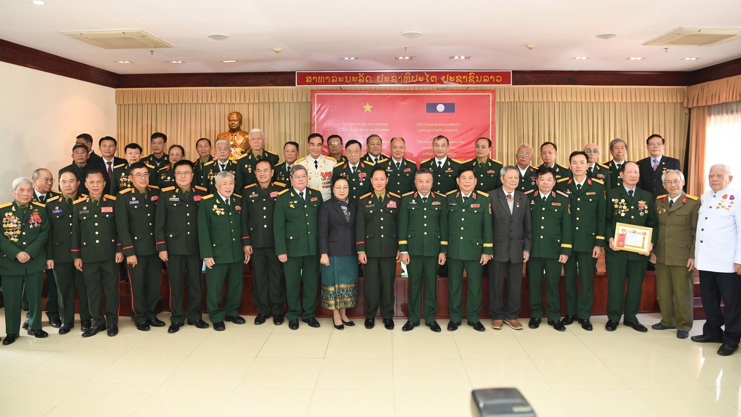 Lào trao tặng huân, huy chương cho cựu quân tình nguyện, cựu chuyên gia quân sự Việt Nam