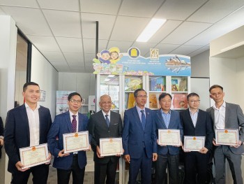 tang bang khen giay khen cho doanh nhan nguoi viet tai uc vi nhung dong gop cho cong dong