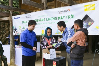 world vision va panasonic trao tang 510 den nang luong mat troi cho ho dan kho khan o dien bien