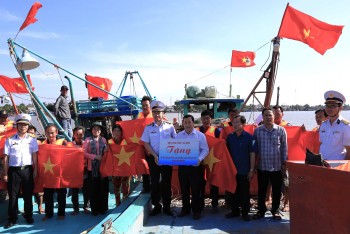 Bộ Tư lệnh Vùng 5 Hải quân tặng 300 lá cờ Tổ quốc cho ngư dân tỉnh Cà Mau