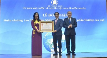 uy ban nha nuoc ve nguoi viet nam o nuoc ngoai nhan huan chuong lao dong hang nhat