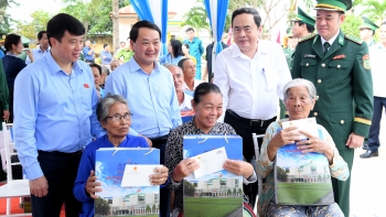 lanh dao dang nha nuoc trao qua tet cho gia dinh chinh sach va nguoi lao dong co hoan canh kho khan