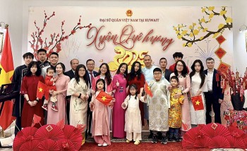 nguoi viet nam chau ron rang don tet cong dong