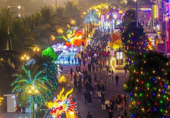 bien nguoi chen chan trong ngay khai mac le hoi xuan lon nhat viet nam tai ocean city