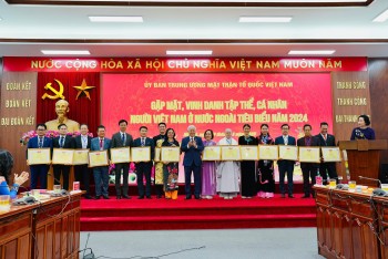 mat tran to quoc viet nam vinh danh 8 tap the va 18 ca nhan kieu bao tieu bieu