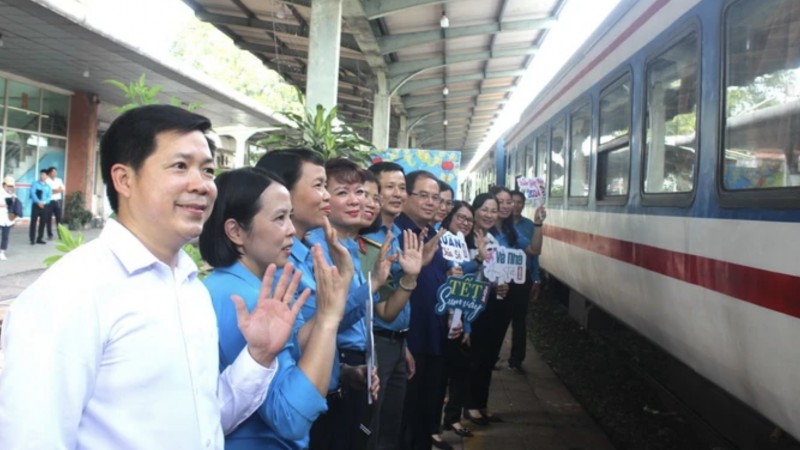 khoi hanh nhieu chuyen xe may bay dua cong nhan ve que don tet