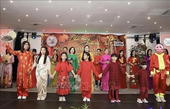 cong dong nguoi viet nam tai hungary don tet co truyen at ty