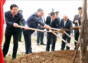 tong bi thu to lam du le phat dong tet trong cay doi doi nho on bac ho