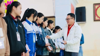 hon 700 hoc sinh quang binh nhan hoc bong zhi shan