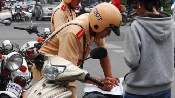 loi vuot den vang co bi phat khong muc phat moi nhat nam 2025