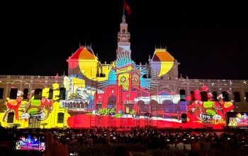 Đội nghệ thuật của Pháp, Bỉ, Singapore, Việt Nam trình diễn 3D mapping mở màn chuỗi hoạt động "Sắc màu thành phố Bác"
