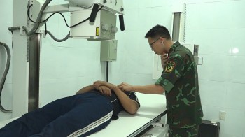 Cấp cứu ngư dân tỉnh Bình Định khi khai thác hải sản tại Trường Sa