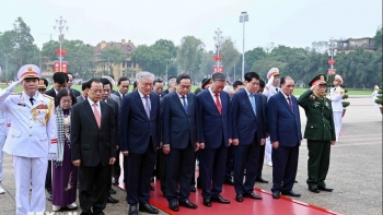 lanh dao dang nha nuoc vao lang vieng chu tich ho chi minh tuong niem cac anh hung liet sy