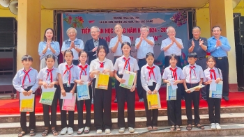 jvpf trao hoc bong tang qua tai bac giang